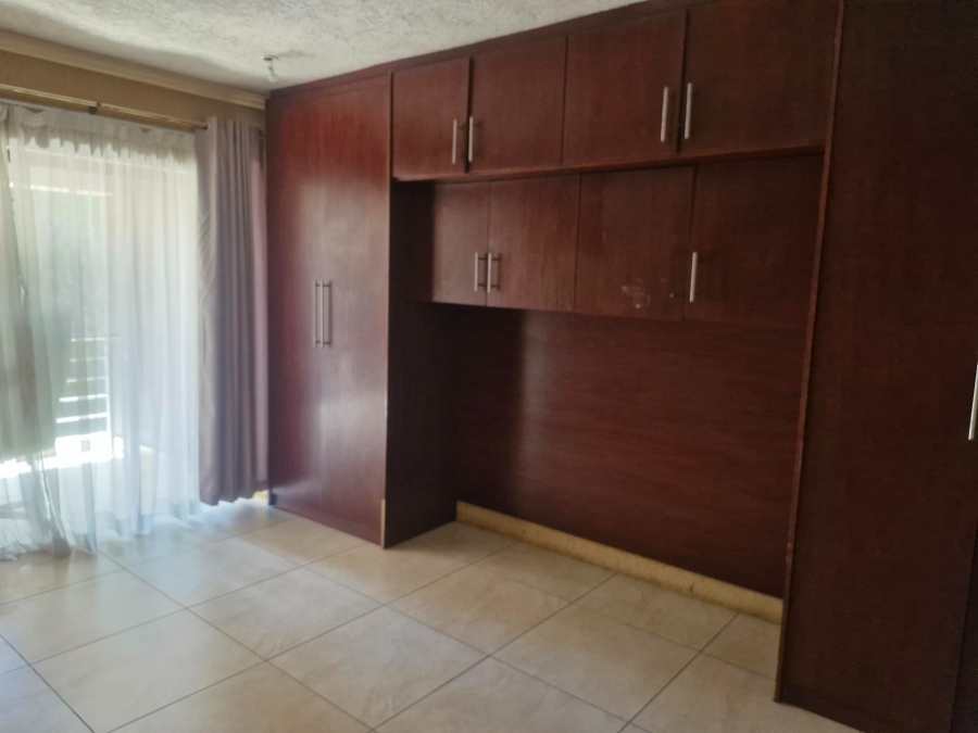 6 Bedroom Property for Sale in Edleen Gauteng