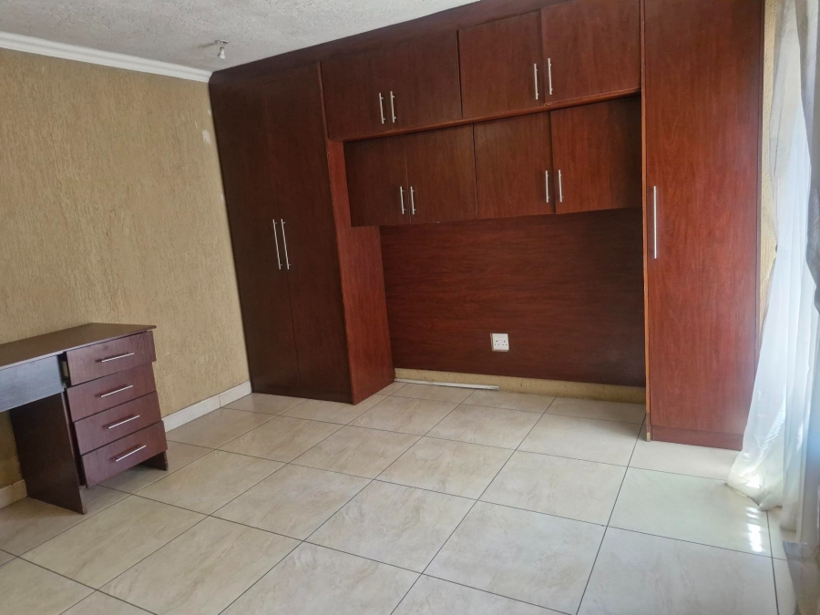 6 Bedroom Property for Sale in Edleen Gauteng