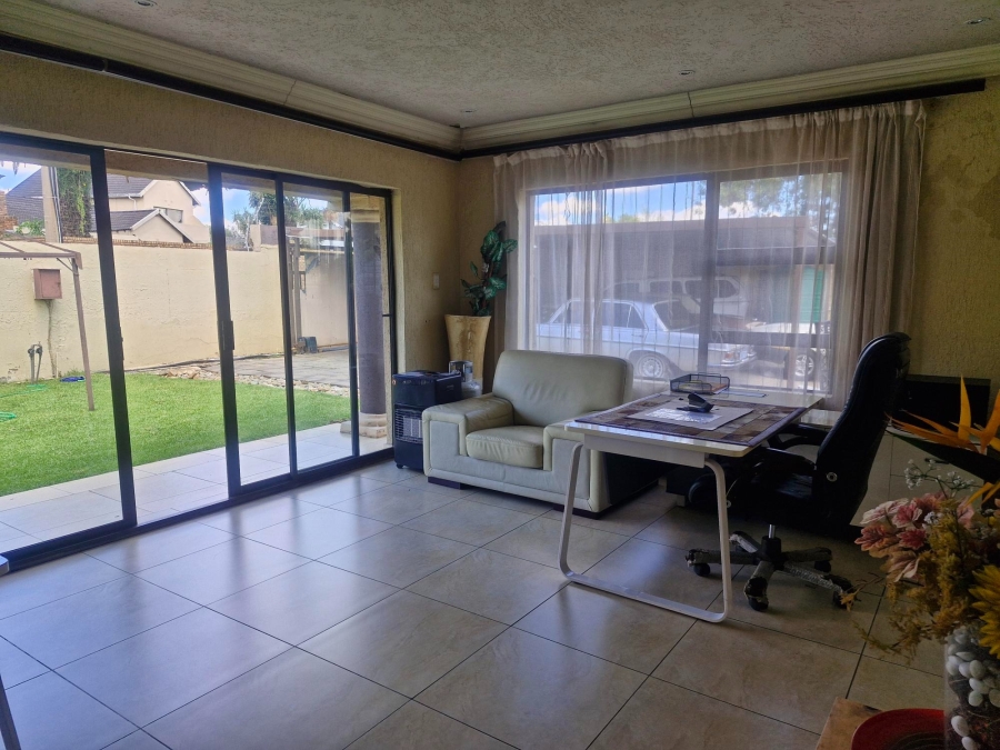 6 Bedroom Property for Sale in Edleen Gauteng