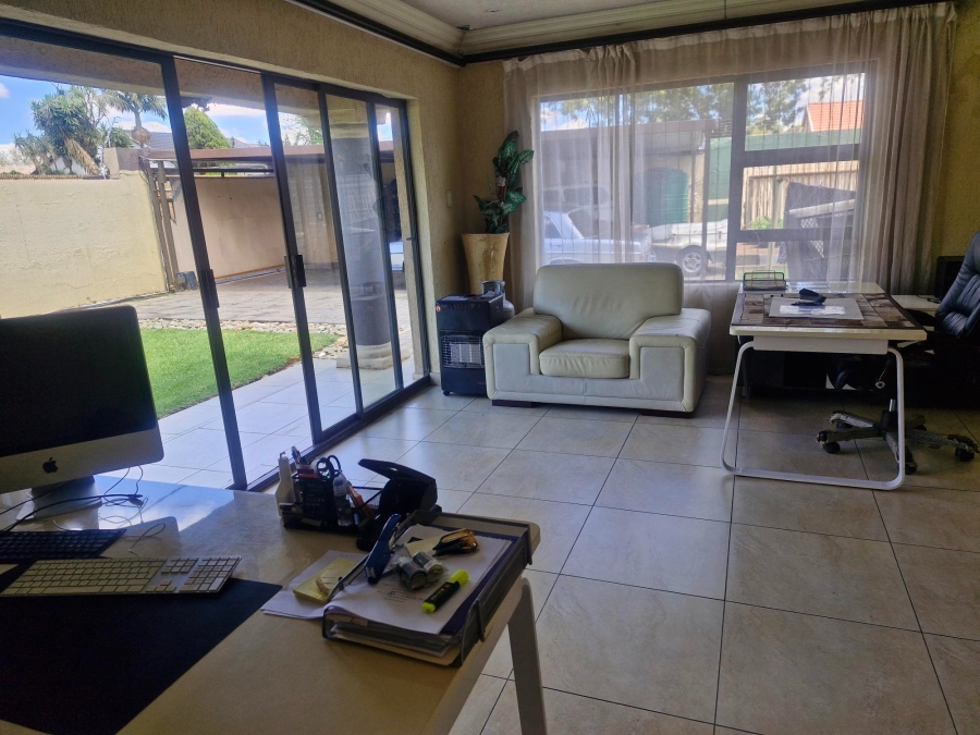 6 Bedroom Property for Sale in Edleen Gauteng