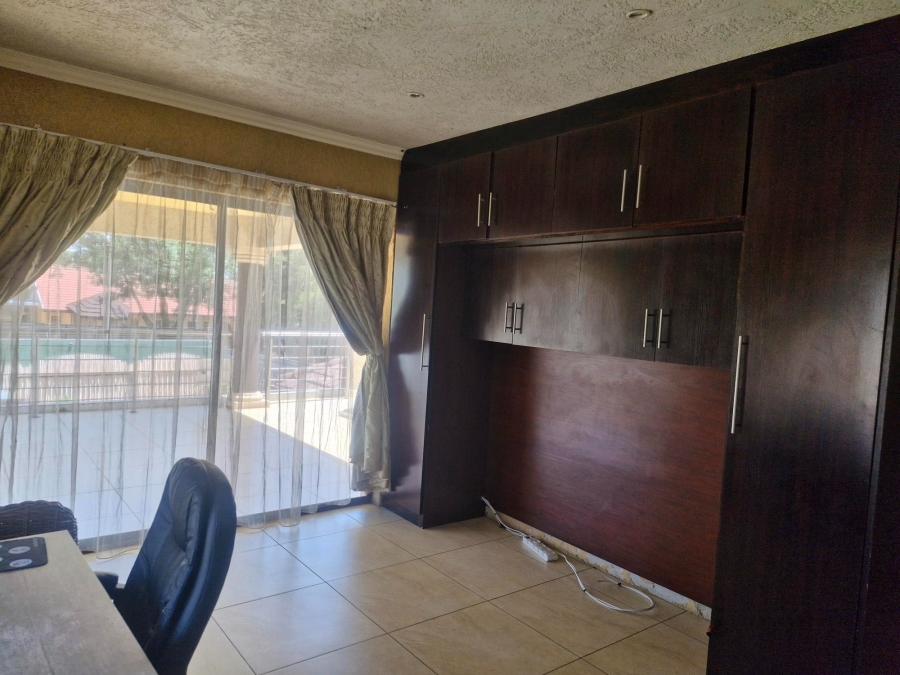 6 Bedroom Property for Sale in Edleen Gauteng