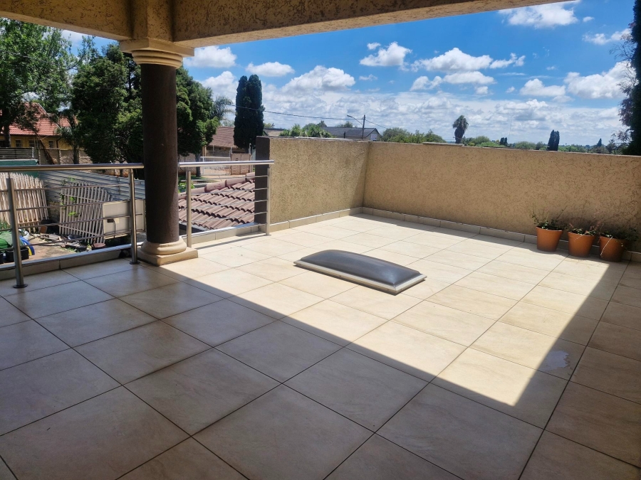 6 Bedroom Property for Sale in Edleen Gauteng