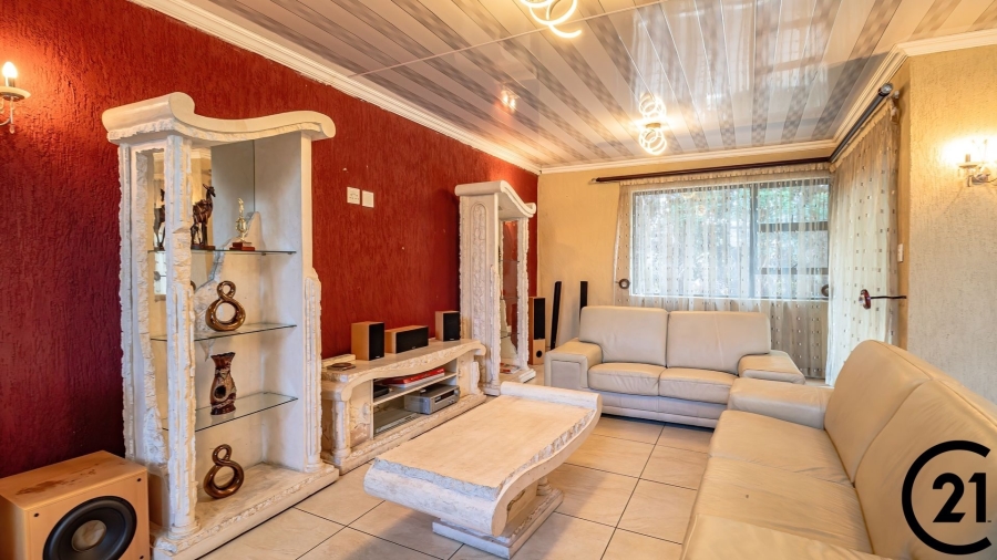 6 Bedroom Property for Sale in Edleen Gauteng