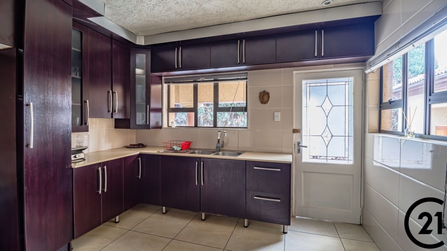 6 Bedroom Property for Sale in Edleen Gauteng