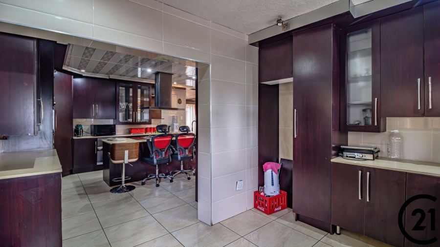 6 Bedroom Property for Sale in Edleen Gauteng