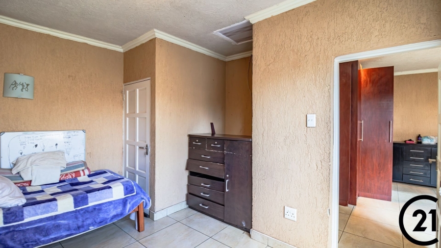 6 Bedroom Property for Sale in Edleen Gauteng