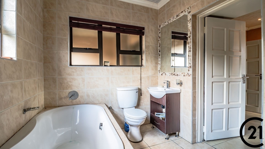 6 Bedroom Property for Sale in Edleen Gauteng