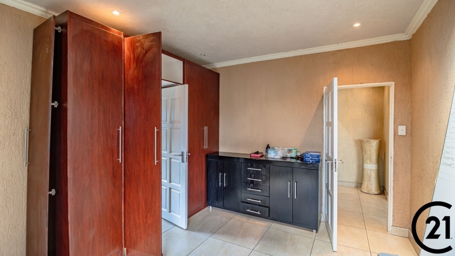 6 Bedroom Property for Sale in Edleen Gauteng