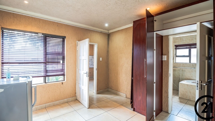 6 Bedroom Property for Sale in Edleen Gauteng