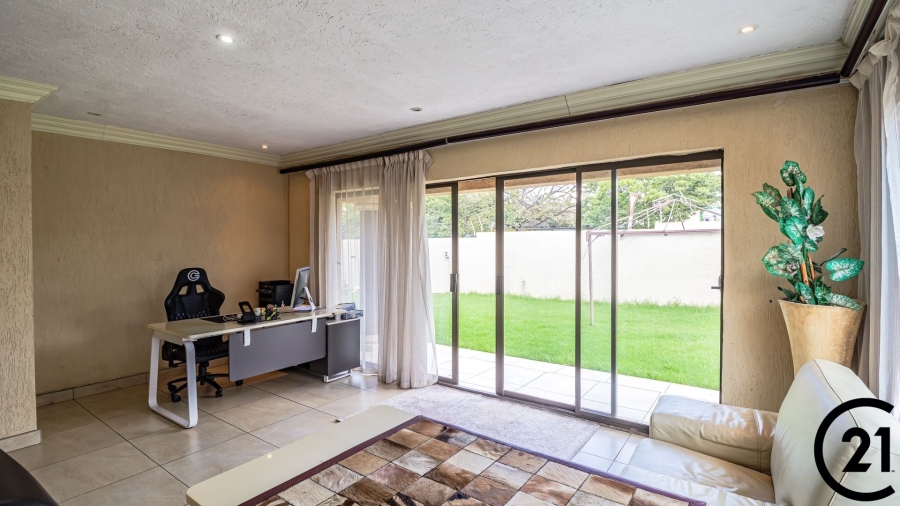 6 Bedroom Property for Sale in Edleen Gauteng