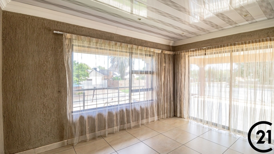 6 Bedroom Property for Sale in Edleen Gauteng