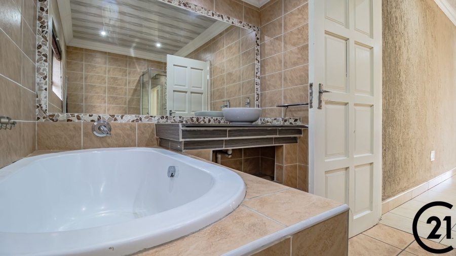 6 Bedroom Property for Sale in Edleen Gauteng