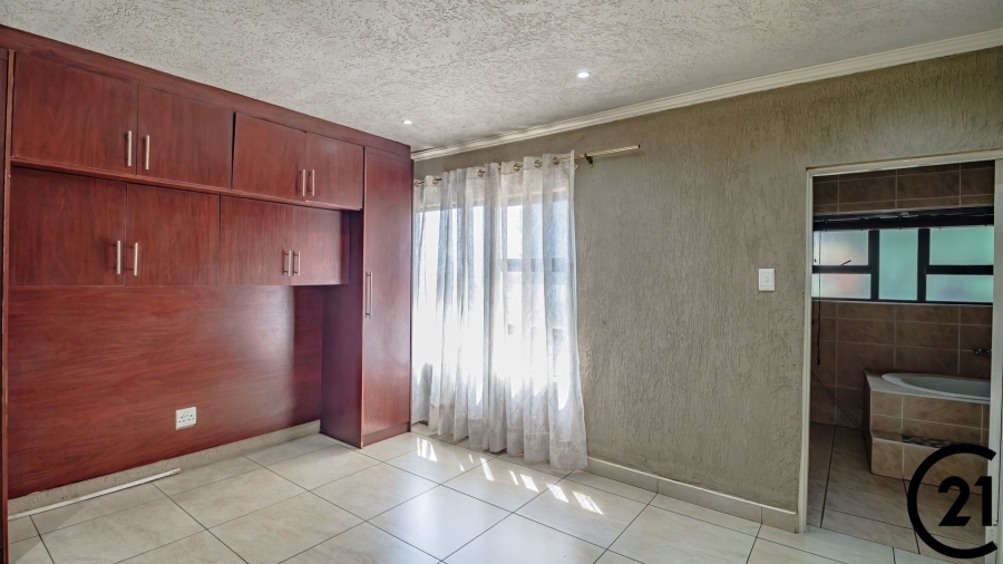 6 Bedroom Property for Sale in Edleen Gauteng