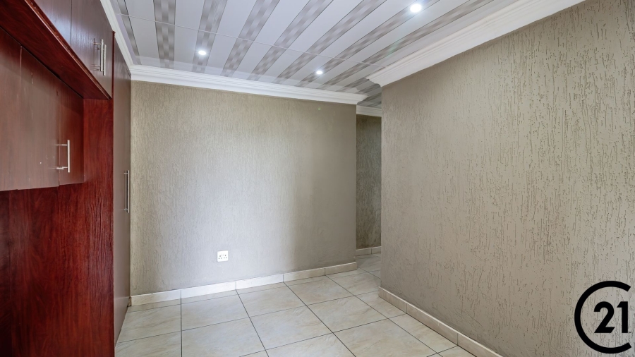 6 Bedroom Property for Sale in Edleen Gauteng