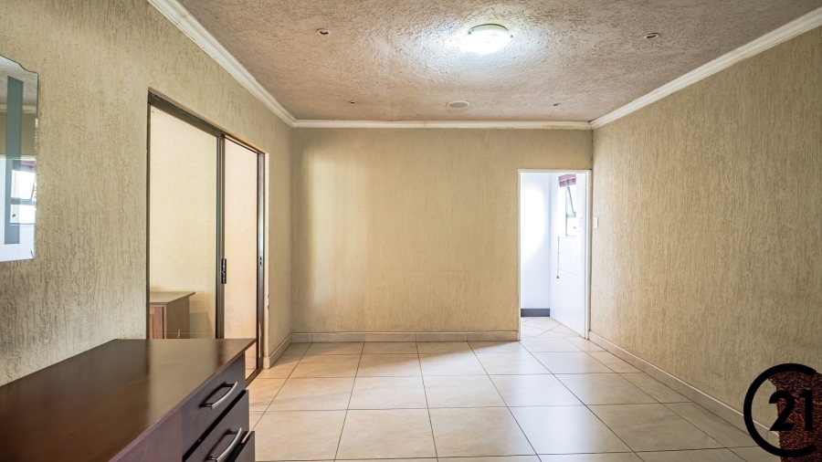 6 Bedroom Property for Sale in Edleen Gauteng