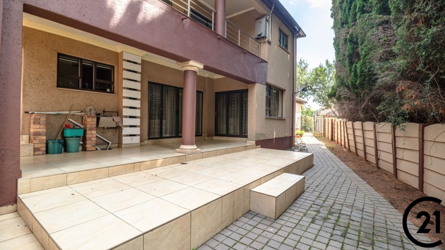6 Bedroom Property for Sale in Edleen Gauteng