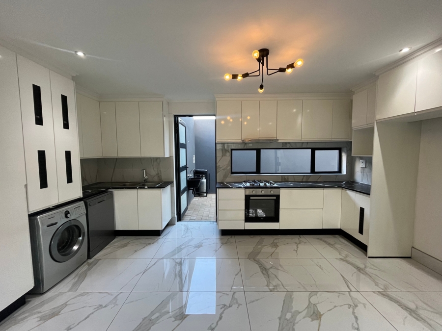 To Let 1 Bedroom Property for Rent in Parkmore Gauteng