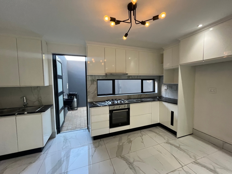 To Let 1 Bedroom Property for Rent in Parkmore Gauteng
