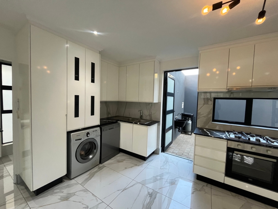 To Let 1 Bedroom Property for Rent in Parkmore Gauteng