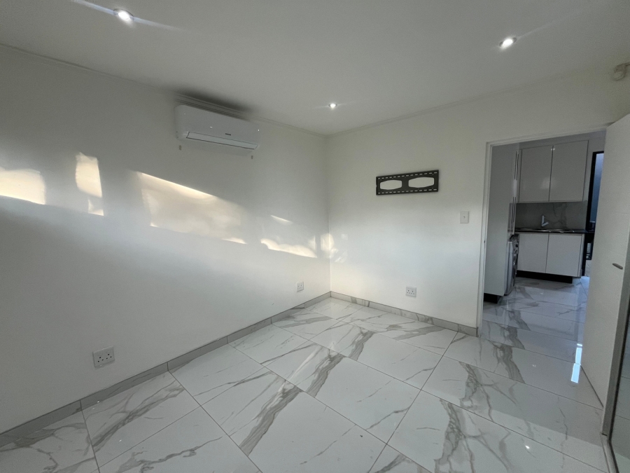 To Let 1 Bedroom Property for Rent in Parkmore Gauteng