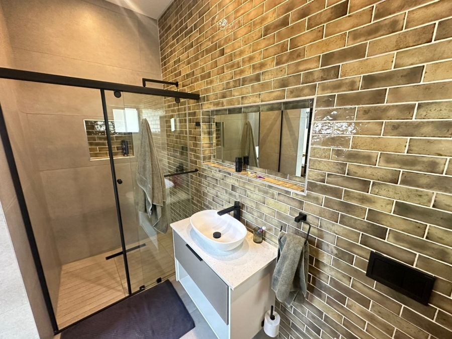 5 Bedroom Property for Sale in Midstream Heights Gauteng