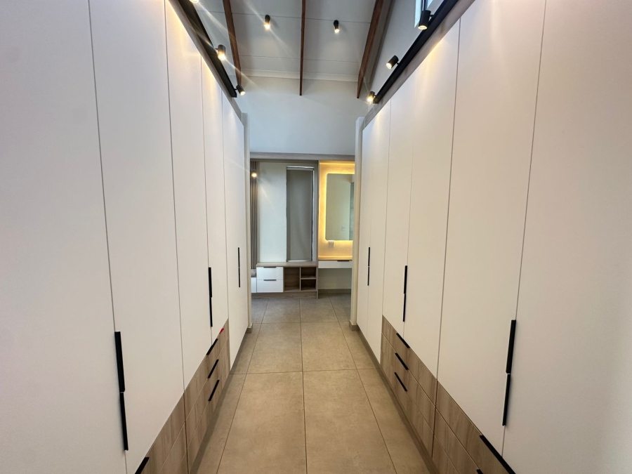 5 Bedroom Property for Sale in Midstream Heights Gauteng