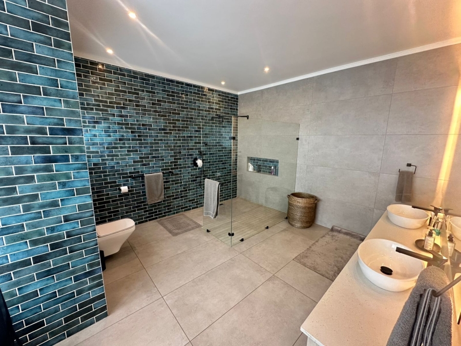 5 Bedroom Property for Sale in Midstream Heights Gauteng