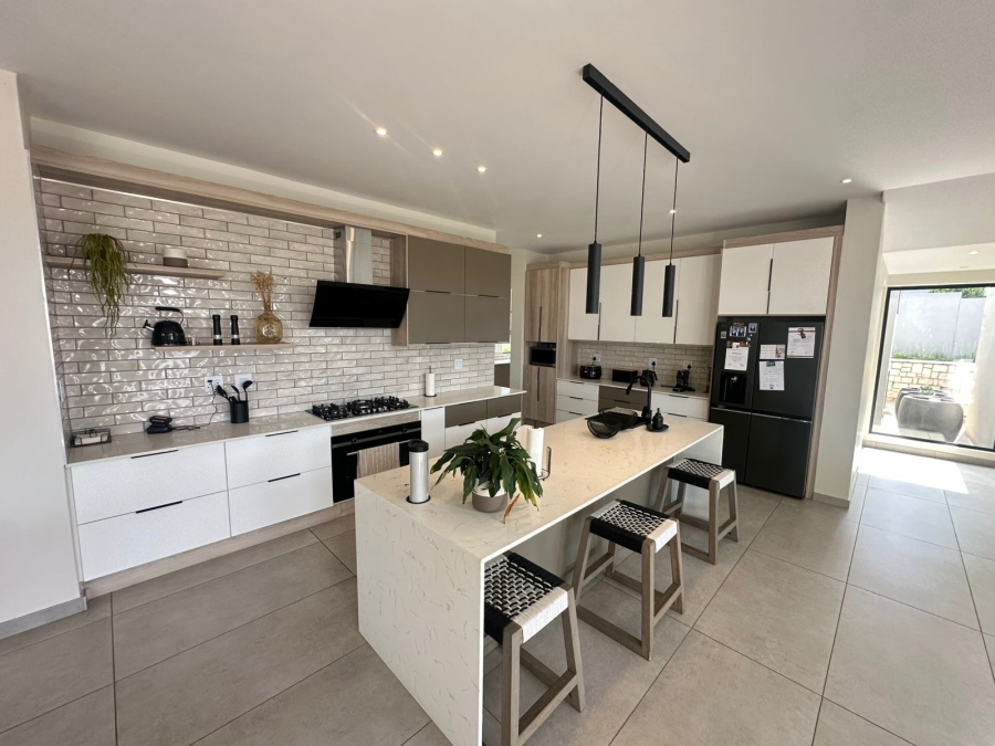 5 Bedroom Property for Sale in Midstream Heights Gauteng