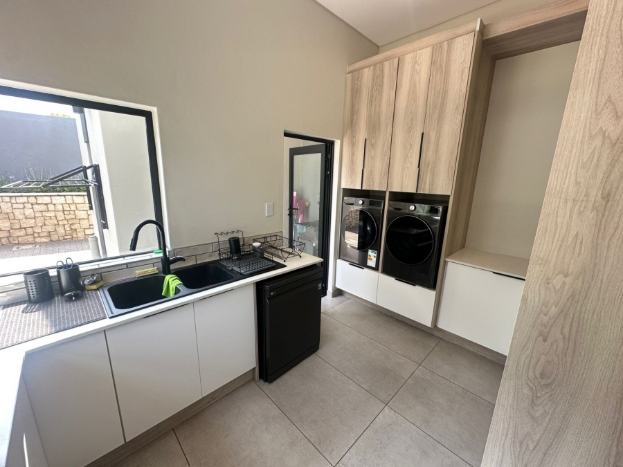 5 Bedroom Property for Sale in Midstream Heights Gauteng