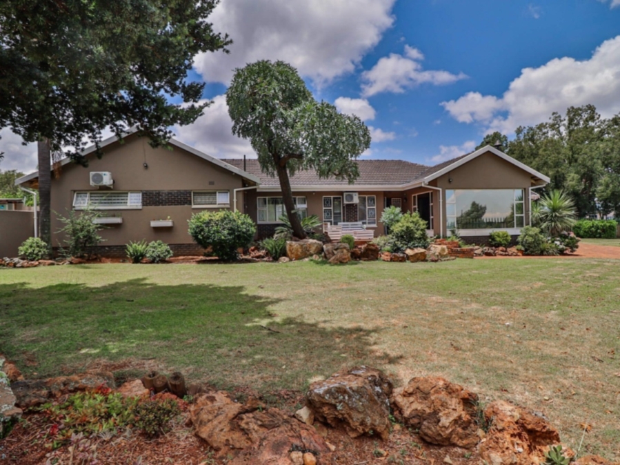 To Let 3 Bedroom Property for Rent in Farrarmere Gauteng