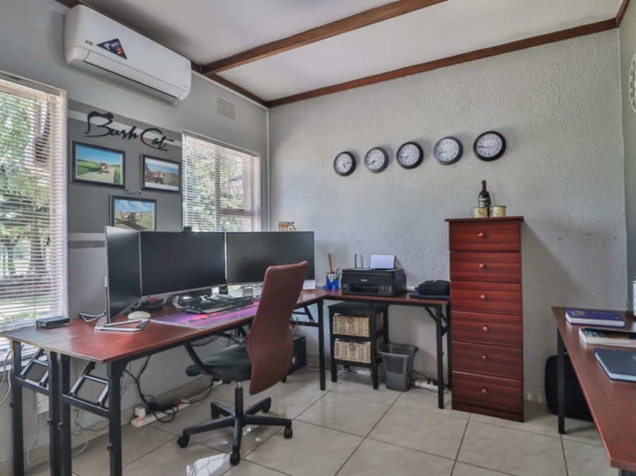 To Let 3 Bedroom Property for Rent in Farrarmere Gauteng