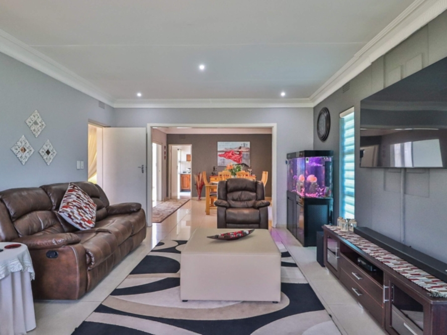 To Let 3 Bedroom Property for Rent in Farrarmere Gauteng