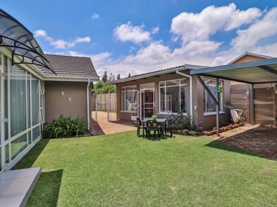 To Let 3 Bedroom Property for Rent in Farrarmere Gauteng