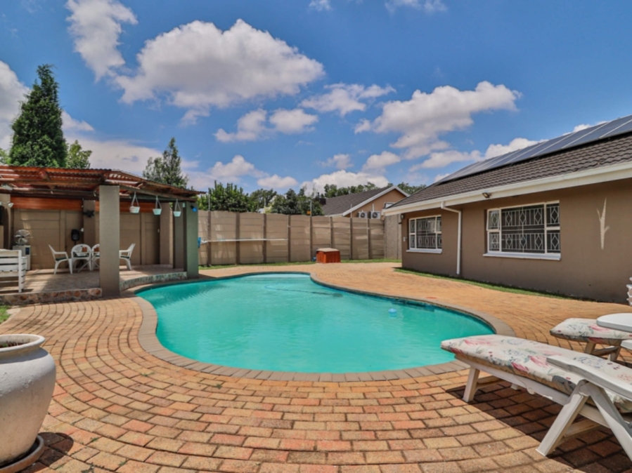 To Let 3 Bedroom Property for Rent in Farrarmere Gauteng