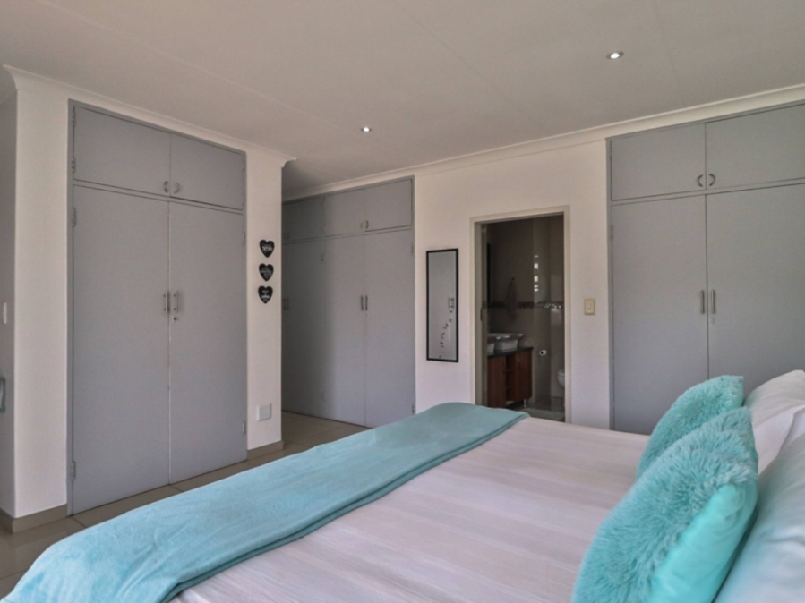 To Let 3 Bedroom Property for Rent in Farrarmere Gauteng