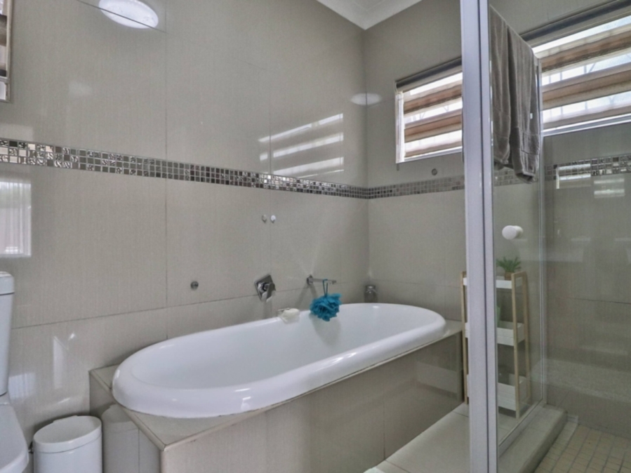 To Let 3 Bedroom Property for Rent in Farrarmere Gauteng