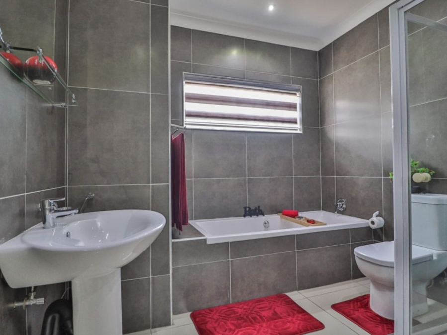 To Let 3 Bedroom Property for Rent in Farrarmere Gauteng