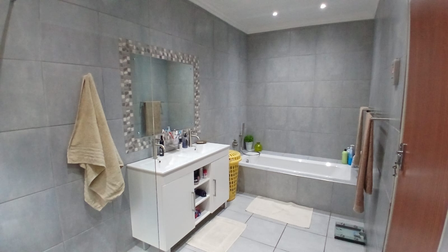 4 Bedroom Property for Sale in Wierda Park Gauteng