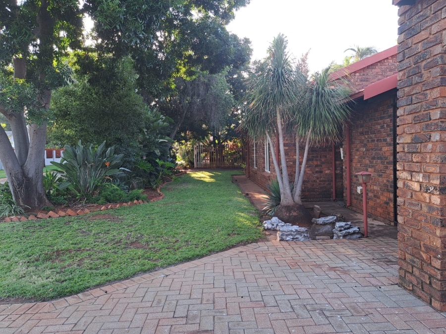 5 Bedroom Property for Sale in Dorandia Gauteng