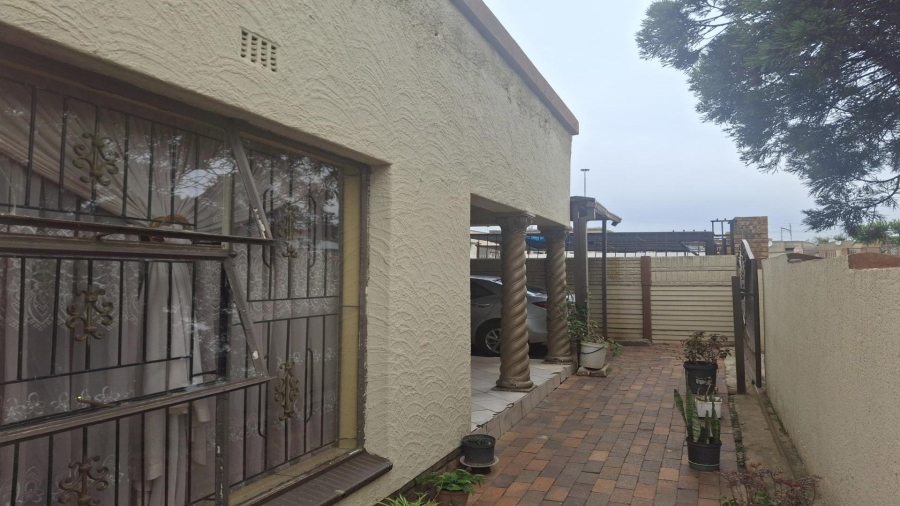 3 Bedroom Property for Sale in Mashimong Gauteng