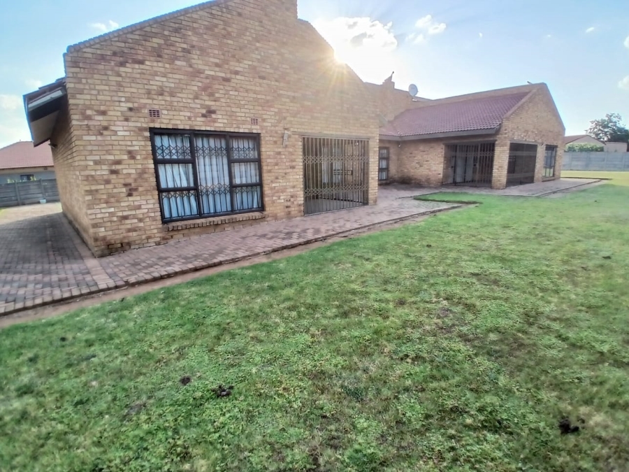 5 Bedroom Property for Sale in Sharon Park Gauteng