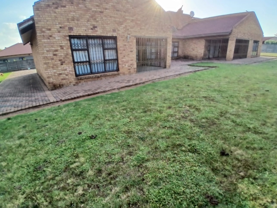 5 Bedroom Property for Sale in Sharon Park Gauteng