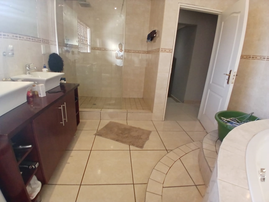 5 Bedroom Property for Sale in Sharon Park Gauteng