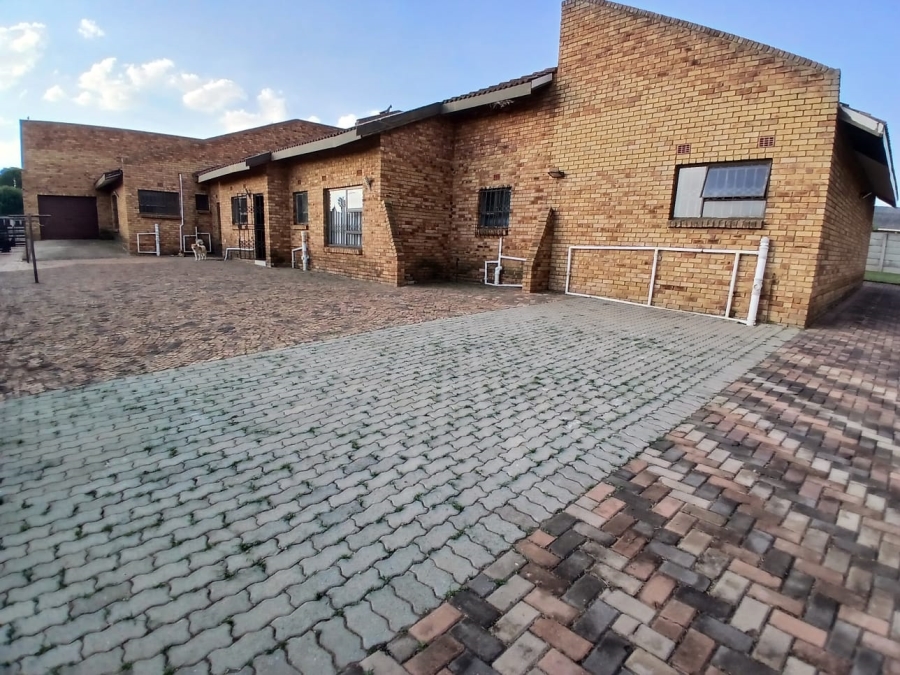 5 Bedroom Property for Sale in Sharon Park Gauteng