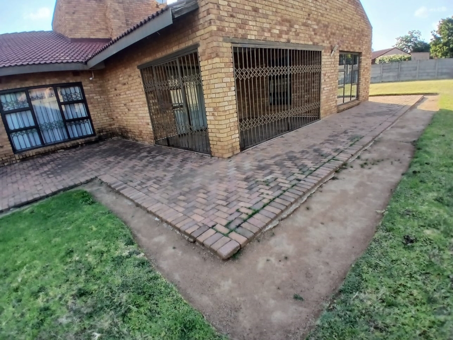 5 Bedroom Property for Sale in Sharon Park Gauteng