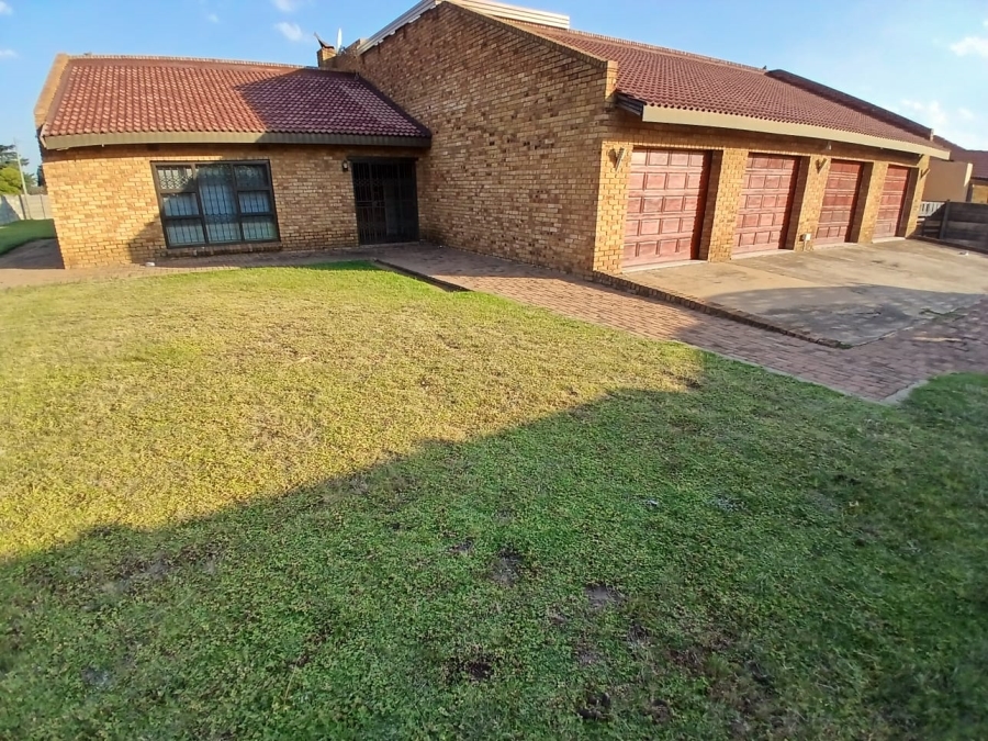 5 Bedroom Property for Sale in Sharon Park Gauteng