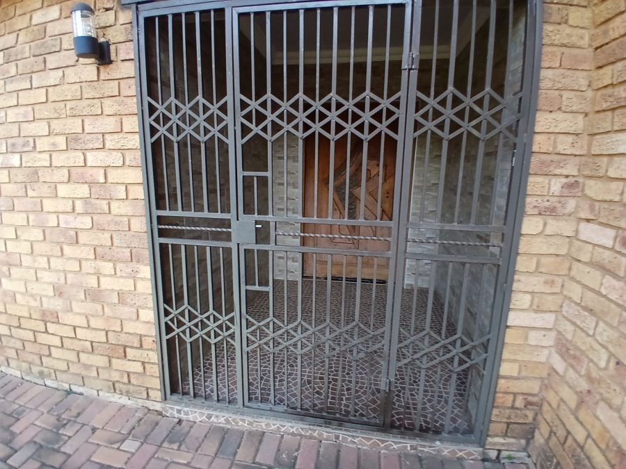 5 Bedroom Property for Sale in Sharon Park Gauteng