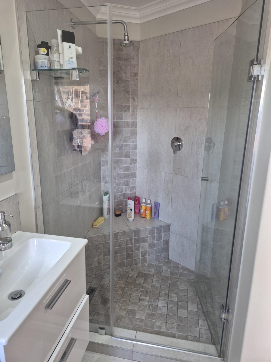 5 Bedroom Property for Sale in Bassonia Gauteng