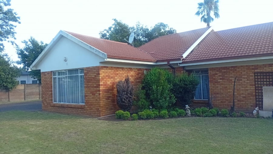 6 Bedroom Property for Sale in Three Rivers East Gauteng