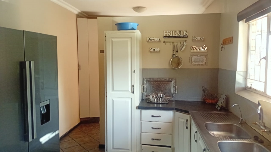6 Bedroom Property for Sale in Three Rivers East Gauteng